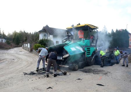 ASFALTIRANJE V BEGUNJAH 06 FOTO LJUBO VUKELIČ